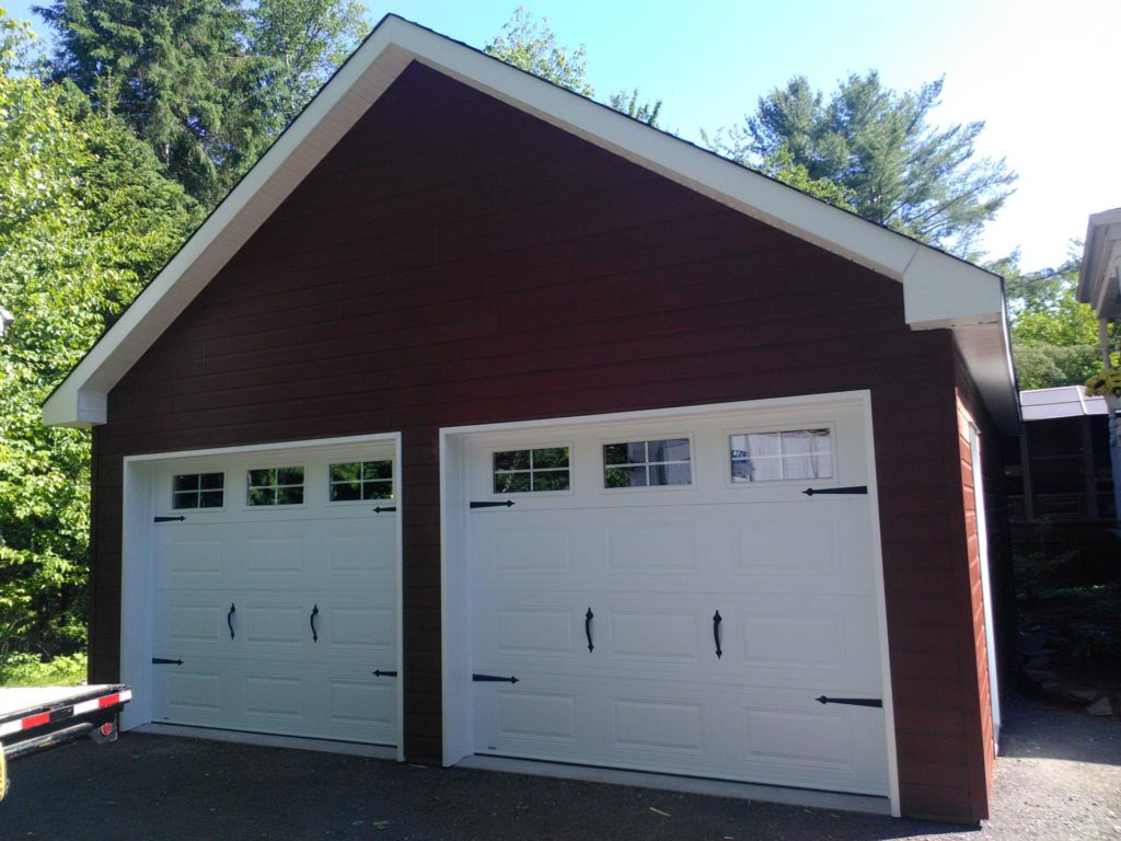 garage avec deux portes de garages blanches