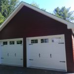 garage avec deux portes de garages blanches