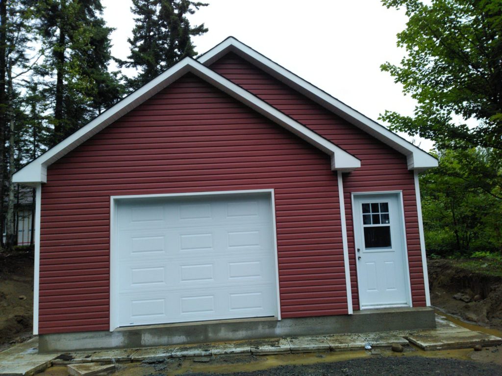 garage avec revêtement de vinyle rouge