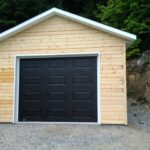 garage avec revêtement de bois