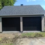 garage deux portes de garages noirs