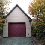 garage avec porte de garage rouge