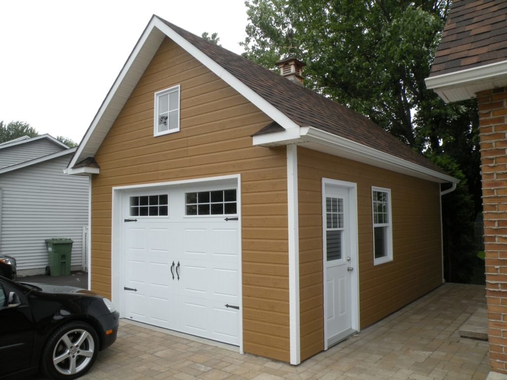 garage avec portes et fenêtres blanches